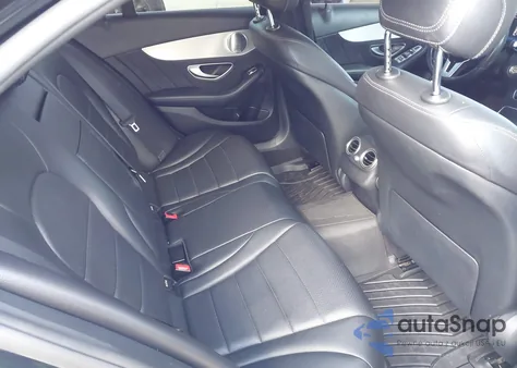 2019 Mercedes-Benz C 300 4Matic z USA, uszkodzony, nr VIN 55SWF8EBXKU319460